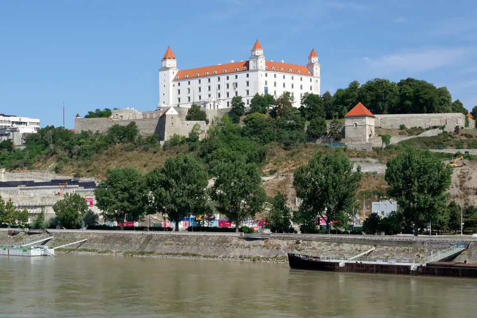 Bratislavský hrad nad nábrežím Dunaja, pohľad z Mosta SNP