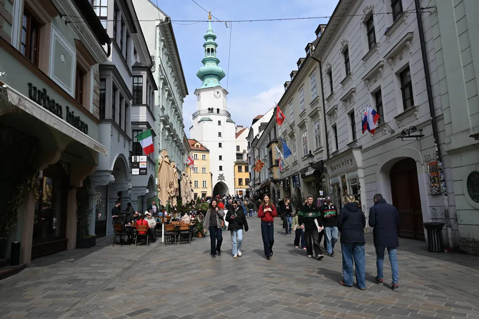 Michalská ulica s výhľadom na Michalskú bránu v Bratislave